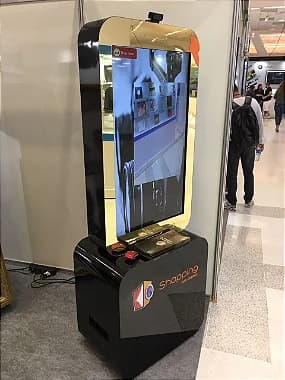 Totem fotográfico compacto com tela touch em funcionamento em evento corporativo em shopping