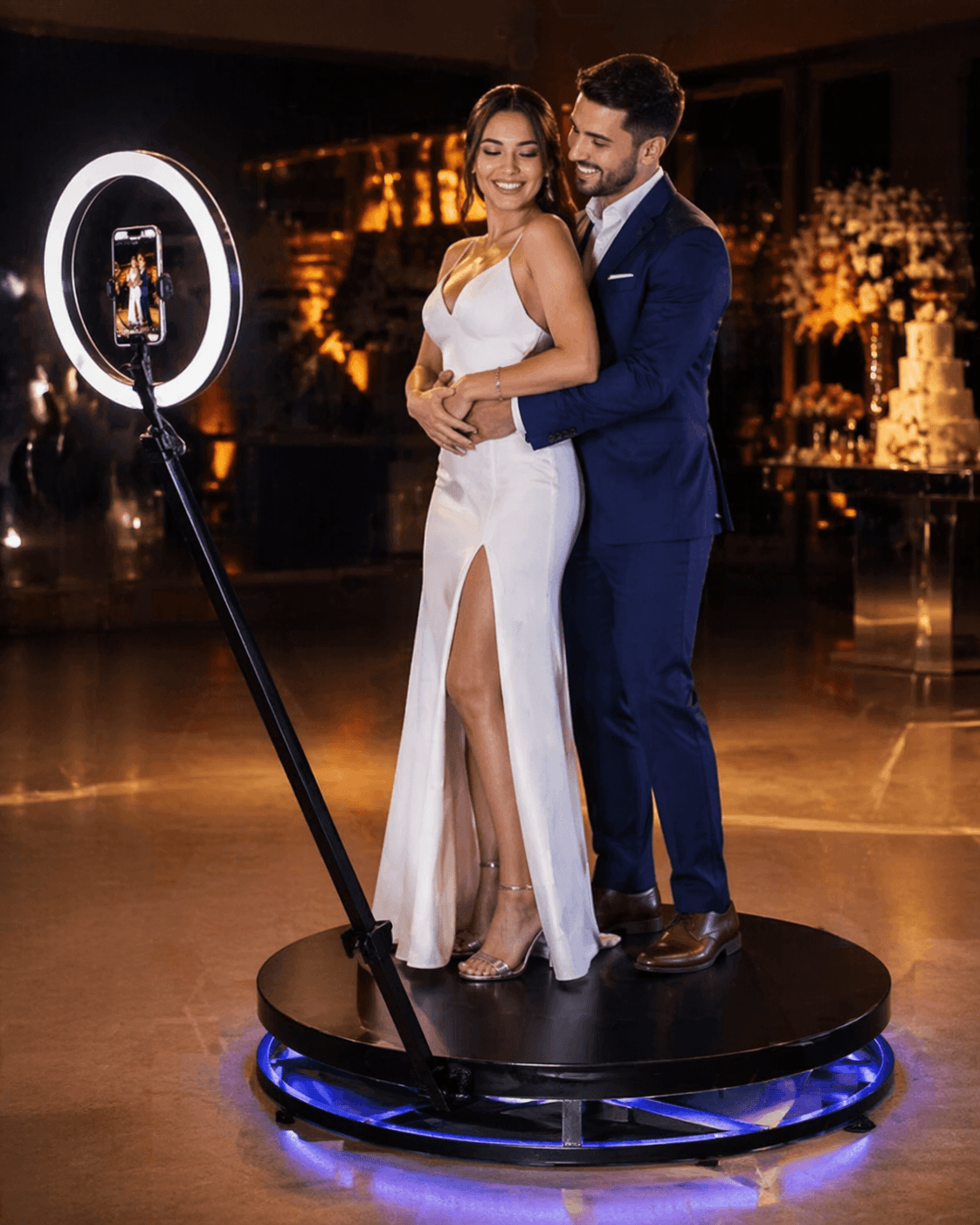 Casal de noivos usando a Plataforma 360 ZootBooth durante casamento com ring light e base giratória iluminada